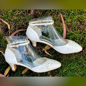 Ladies size 9 Bridal/Wedding Shoes White Satin/Lace